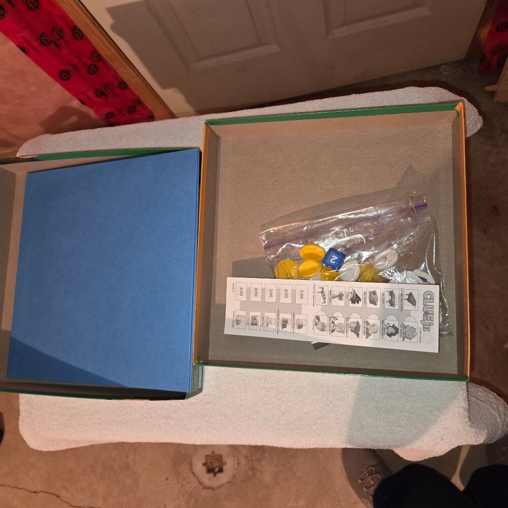 Clue Jr. - Picture 5 of 5